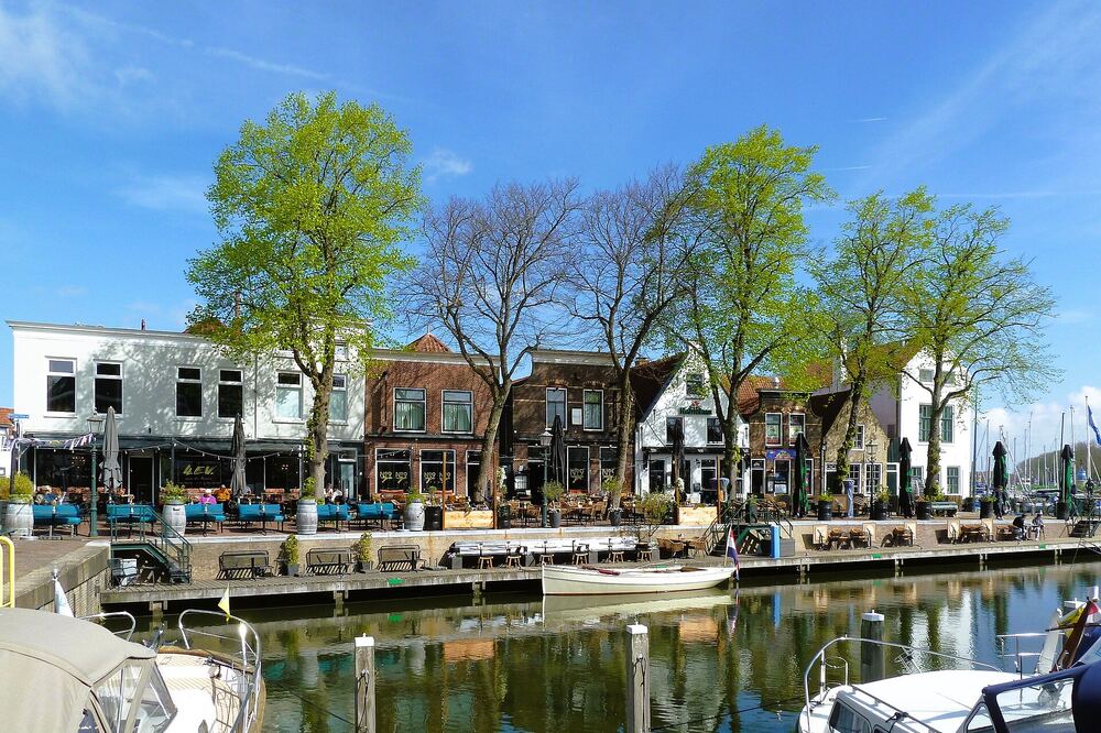 Terrassen en historische gevels langs het water aan de haven van Middelharnis